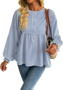Detail der blau-weiß gestreiften Bluse mit Puffärmeln und einreihiger Knopfleiste