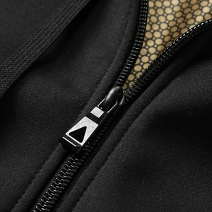 Detail von Metallreißverschluss und goldener Wärmereflexionsschicht an schwarzer Jacke