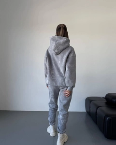 Vue arrière d'un ensemble sweat à capuche gris délavé et pantalon de jogging femme