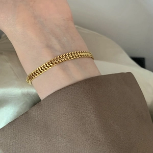 Minimalist double-layered gold chain bracelet for women featuring a vintage aesthetic