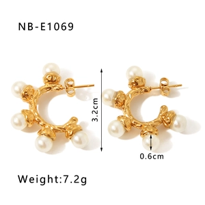 Détail des boucles d'oreilles créoles dorées avec perles, diamètre de 3.2cm et poids de 7.2g