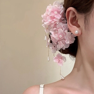 Épingle à cheveux élégante à fleurs en tissu rose avec glands perlés