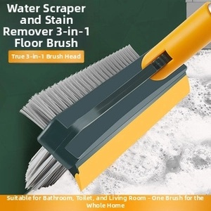 Spazzola per pavimenti bagno 3-in-1 con tergivetro integrato e manico lungo in azione