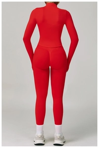 Vue détaillée du legging sans couture rouge à taille haute avec effet push-up fessier