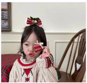 Détail d'un enfant portant un serre-tête de Noël rayé rouge et blanc avec houx décoratif