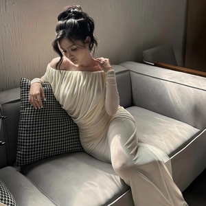 Off-shoulder cremeweißes plissiertes Maxikleid mit schlanker Taille für elegante Damen