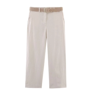 Pantalon large en lin beige pour femme avec ceinture en similicuir marron sur fond blanc