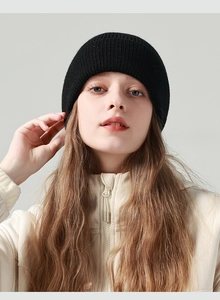 Detail der hochwertigen schwarzen Feinstrick-Beanie mit Textur und elastischem Rippstrick