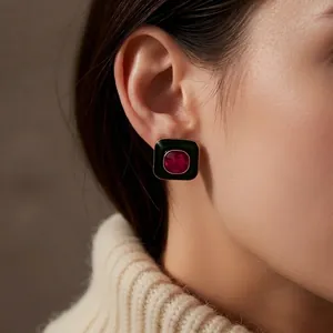 Orecchini vintage quadrati in smalto verde e cristallo rosso su modella elegante
