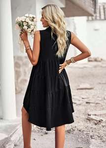 Robe trapèze noire sans manches élégante avec coupe courte devant longue derrière et volants