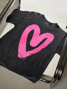 Μαύρο βαμβακερό T-shirt με μεγάλη ροζ καρδιά γκράφιτι στην πίσω πλευρά