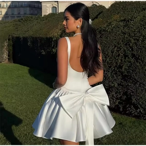 Robe courte élégante en satin blanc avec nœud au dos et design sans manches pour soirées