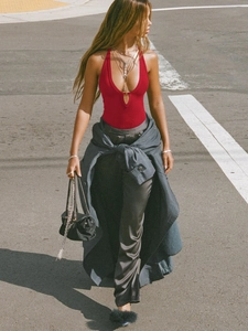 Haut licou rouge sexy avec découpe en cœur pour un look urbain chic avec pantalon gris