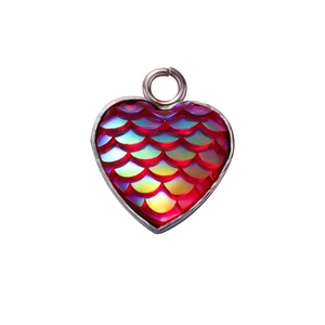 Pendente a cuore rosso cangiante con motivo a squame di pesce e bordo in metallo