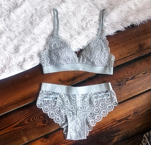 Détail d'un ensemble de lingerie en dentelle grise avec brassière triangle et culotte