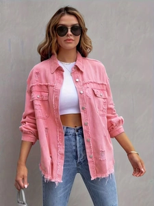 Detail der rosa Jeansjacke mit ausgefransten Kanten und destroyed-Effekt für Damen