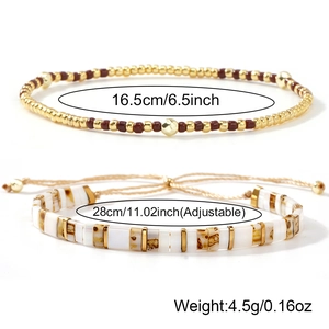 Modisches mehrlagiges Perlenarmband-Set mit goldenen Metallperlen und Tila-Stein-Akzenten