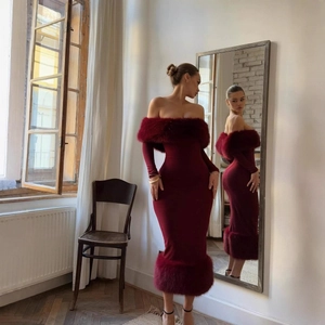 Schulterfreies weinrotes Maxikleid mit Pelzbesatz und langen Ärmeln für elegante Anlässe
