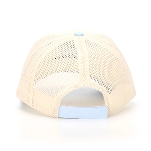 Detail der Kinder-Baseballkappe mit atmungsaktivem Mesh und verstellbarem blauen Riemen