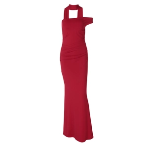 Détail de la robe rouge ajustée avec décolleté licou et découpe asymétrique à l'épaule