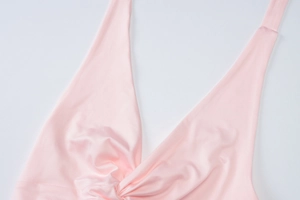 Detailed close-up of the stylish pink twisted knot design on this summer women's knit set