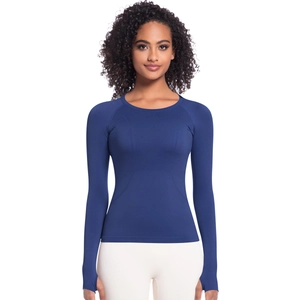 Dettaglio della maglia sportiva senza cuciture blu navy con pratici fori per i pollici