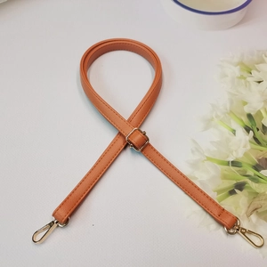Bandoulière réglable en cuir grainé orange avec mousquetons métalliques dorés