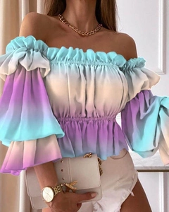 Detail der schulterfreien Bluse mit Farbverlauf in Türkis und Lila und gerüschtem Ausschnitt