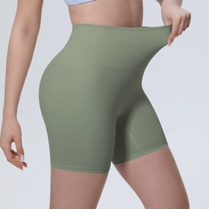 Gros plan détaillé du short de yoga vert olive à taille haute montrant l'élasticité