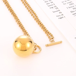 Minimalistische goldene Halskette mit Hohlkugel-Anhänger und T-Bar-Knebelverschluss
