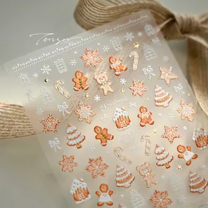 Detail von 3D-Weihnachtsnagelstickern mit Lebkuchenmann, Schneeflocken und Goldakzenten