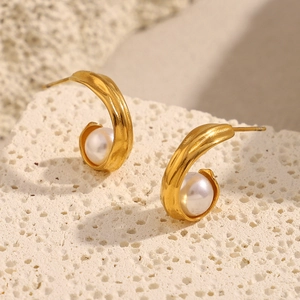 Fashion 18K gold plated stainless steel irregular C-shape pearl stud earrings for women