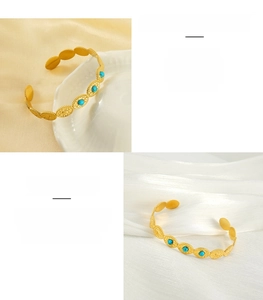 Détail du bracelet en acier inoxydable doré 18K avec bords ondulés et pierres turquoise