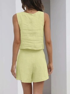 Vue arrière d'un ensemble deux pièces en coton et lin jaune pâle avec haut sans manches et short