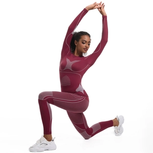 Détail d'un ensemble de yoga sans couture bordeaux montrant le tricot extensible