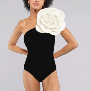 Detail eines schwarzen One-Shoulder-Badeanzugs mit weißer 3D-Blume am Träger