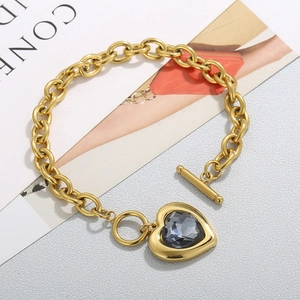 Bracelet chaîne dorée avec pendentif cœur en pierre et fermoir à bascule OT