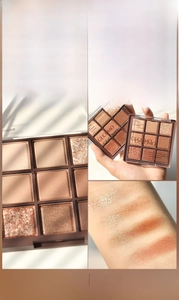 Muestras de la paleta de sombras de ojos chocolate de 9 colores con texturas mate y brillo