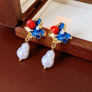 Orecchini vintage in perle barocche placcati in oro con smalto blu e perline rosse