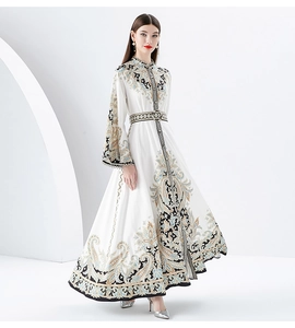 Détail d'une robe longue imprimée cachemire avec manches lanternes et ceinture