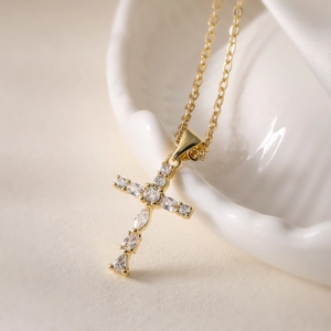 Elegante collana placcata oro 18K con ciondolo a croce in zircone su catena a maglia O