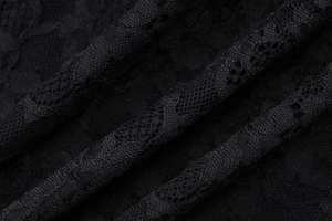 Vue macro du tissu en dentelle florale et de la texture en maille d'une robe moulante