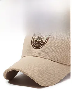 Vue macro d'une casquette kaki avec écusson brodé H FASHION et texture de tissu épaisse