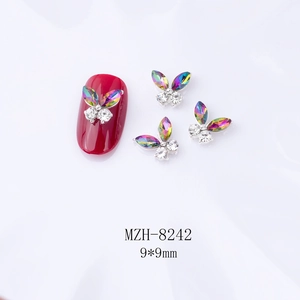 Détails de breloques papillon 3D de 9x9mm avec strass AB sur une surface d'ongle rouge