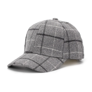 Primer plano de la textura de tela a cuadros grises y costuras de gorra de béisbol