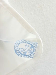 Gros plan détaillé d'un tissu en coton blanc avec motifs graffiti circulaires bleus