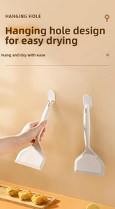 Détail du trou de suspension de la spatule en silicone pour rangement et séchage