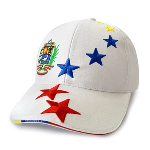Dettaglio ravvicinato del ricamo dello stemma del Venezuela su un cappellino bianco