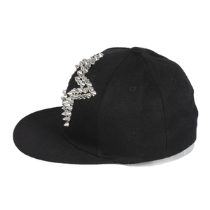 Zwarte hip-hop baseballpet met platte rand en zilveren metalen klinknagel decor