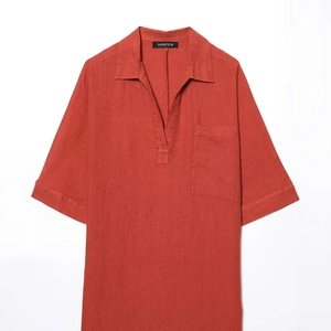 Robe chemise en lin terre cuite à manches courtes, col en V et poche poitrine sur blanc